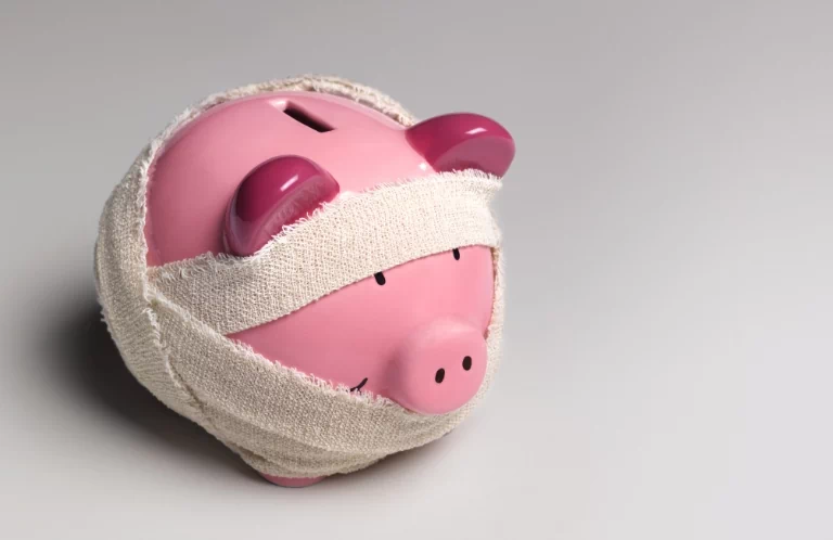 Różowa świnia owinięta bandażem